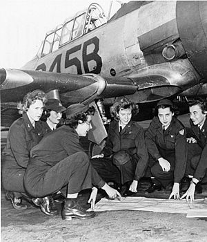 Archivo:Avenger Field - WASP trainees with T-6 Texan