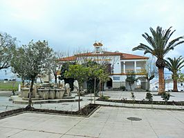 Casa consistorial y plaza del pueblo nuevo