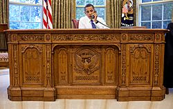 Archivo:Barack Obama sitting at the Resolute desk 2009