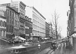 Archivo:Broadway, looking north from Broome Street, Manhattan (circa 1853-1855)
