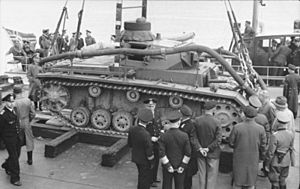 Archivo:Bundesarchiv Bild 101II-MW-5674-33, Kanalküste, Verladen von Tauchpanzer III