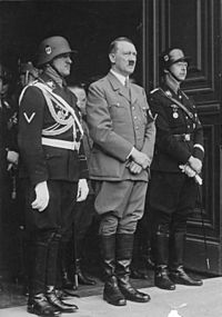 Archivo:Bundesarchiv Bild 183-C05557, Berlin, Sepp Dietrich, Hitler, Heinrich Himmler