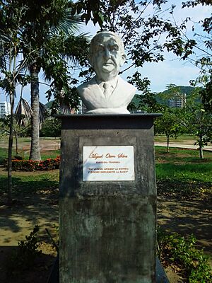 Archivo:Busto de Miguel Otero Silva 2