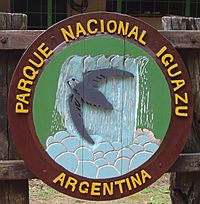Archivo:Cartel Puerto Iguazú - Logo del Parque Nacional Iguazú