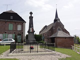 Chéry-lès-Rozoy (Aisne) monument aux morts et église.JPG