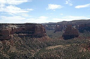 Archivo:Colorado national monument 20030920 130827 2.1504x1000