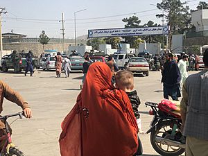 Archivo:Crowds in front of Kabul International Airport