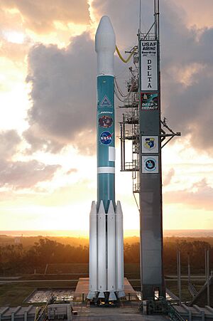 Archivo:Delta II 7925 (2925) rocket with Deep Impact
