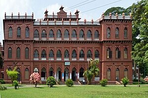 Archivo:Department of Chemistry Building - Northern Facade - University of Dhaka - Dhaka 2015-05-31 2008