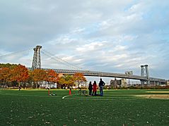 Archivo:East River Park in Fall 2008 number 2