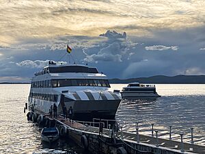 Archivo:Ferries in Lake Titicaca