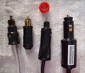 Archivo:Four plugs for handlamp sockets (iso 4165) and cigarette-lighter 2
