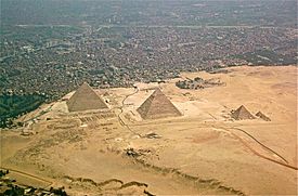 Ciudad de Guiza, pirámides de Guiza y parte de la meseta de Guiza.