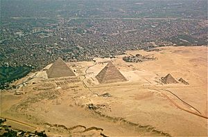 Archivo:Giza-pyramids