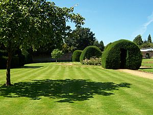 Archivo:Highclere Gardens 4
