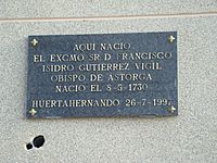 Archivo:Huertahernando placa obispo Astorga ni