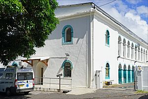 Archivo:L'hôpital historique (Dzaoudzi, Mayotte) (34787688536)
