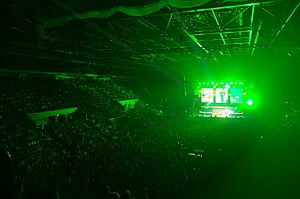 Archivo:Lily Allen gig Nottingham 2009 MMB 26 Professor Green