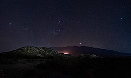 Archivo:Luces de Ampimpa detrás de la Montaña