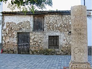 Archivo:Miliario y Casa Típica Aldeanueva del Camino