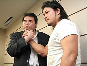 Archivo:Mitsuharu Misawa and Go Shiozaki on May 6, 2009