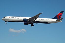 N828MH Boeing 767-400 Delta (14809100562).jpg