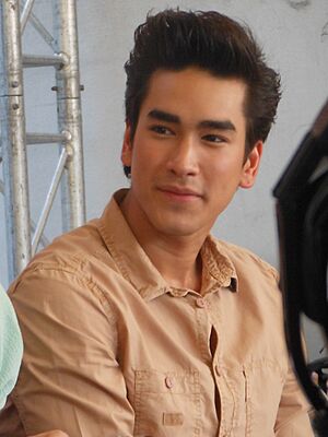Nadech Kugimiya Signing for Thaitv3 Calendars 2013.JPG