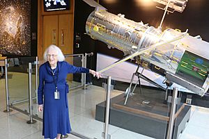 Archivo:Nancy Grace Roman with Scale Model of Hubble (27257304197)