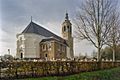 Noordoostgevel kerk en aangebouwde consistoriekamer en zicht op verhoogde kerkhof en kerktoren - Dronrijp - 20337675 - RCE