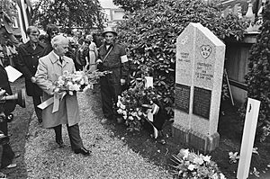 Archivo:Onthulling van de gedenksteen voor verzetshelden Hannie Schaft en Jan Bonekamp i, Bestanddeelnr 930-8887