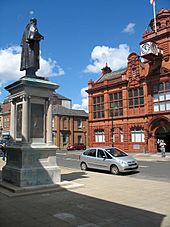 Archivo:Palmer Statue overlooking Jarrow Town Hall - geograph.org.uk - 1596898
