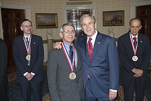 Archivo:President George W. Bush and Dr. Anthony S. Fauci