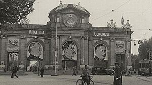 Archivo:Puerta de Alcalá en Madrid exaltando el Comunismo durante la represión republicana