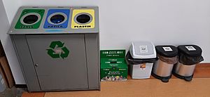 Archivo:Recycling point Gdansk University of Technology
