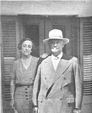 Archivo:Regina visita por primera vez a su esposo Alvear, isla Martín García, 1933
