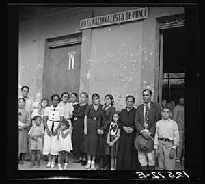 Archivo:Relatives of Nationalists killed in the Ponce massacre