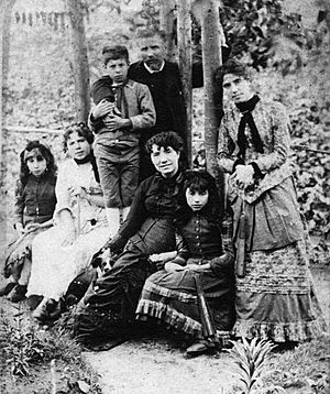 Archivo:Rosalía e familia por Juan Palmeiro e fillos, A Matanza. 1884