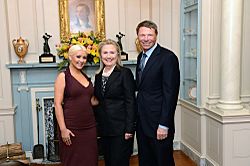 Archivo:Secretary Clinton With David Novak and Christina Aguilera