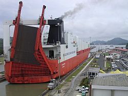 Archivo:Ship passing through Panama Canal 01