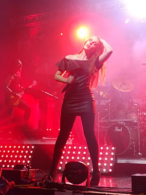 Archivo:Simone Simons performing in Revolution Live, Ft. Lauderdale