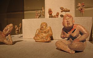 Archivo:Small Olmec Figurines (Met)