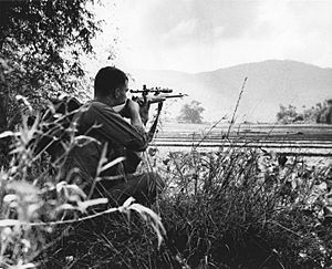 Archivo:Sniper, Vietnam, circa 1968 (16341021176)