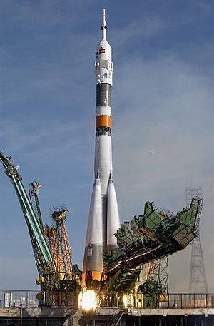 Archivo:Soyuz TMA-3 launch