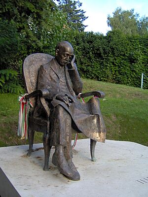 Archivo:Statue of Pál Teleki