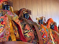 Archivo:Statues of Mazu in Lugang Mazu Temple 2004-08