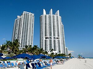 Archivo:Sunny Isles Beach view with Trump Royale tower