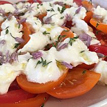 Archivo:Tomato and mozzarella salad with fresh thyme