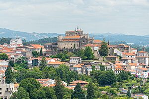 Archivo:Tui Cathedral 2021 - from Portugal