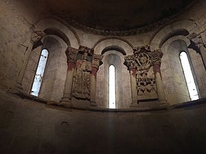 Archivo:Turégano, Iglesia de Santiago, relieves románicos
