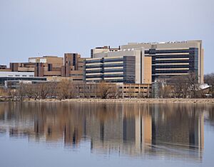 Archivo:UW Health and UWSMPH